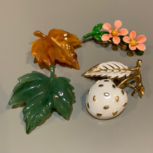 Jewelry - Vintage Brooch collection